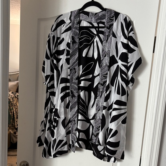 Chico’s Reversible Black & White Patterned Ruana size S/M - Picture 3 of 4